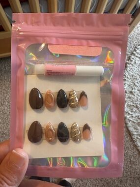 Press-On Nail Set in Brown, Peach & Gold